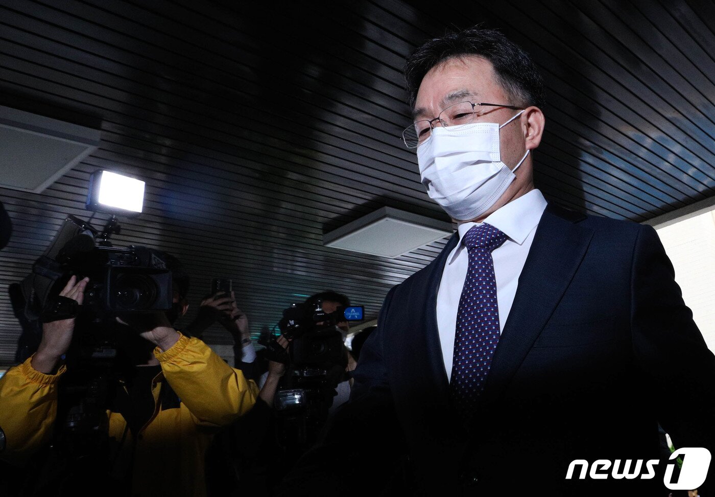본문 이미지 - 경기 성남 대장동 개발 사업 특혜 논란을 빚은 자산관리회사 화천대유의 대주주 김만배 씨가 참고인 조사를 받기 위해 27일 서울 용산경찰서에 출석하고 있다. 화천대유는 유력 대권주자인 이재명 경기지사가 성남시장 때 추진한 대장동 공영개발사업에서 출자금 대비 1,154배에 이르는 배당금을 받아 특혜 논란을 받고 있다. 2021.9.27/뉴스1 ⓒ News1 성동훈 기자