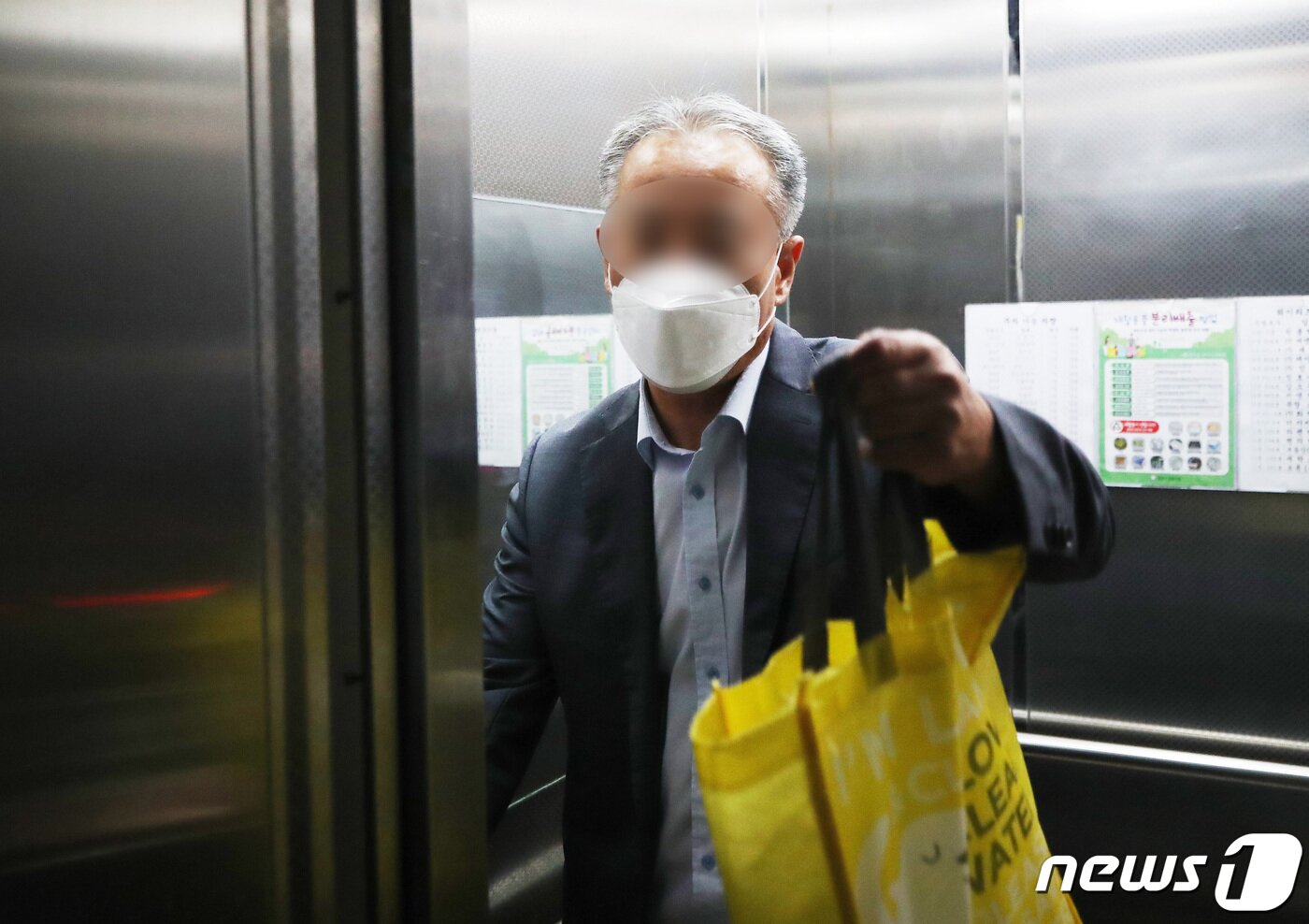 본문 이미지 - 이성문 화천대유자산관리 대표가 27일 오전 경기도 성남시 분당구 화천대유자산관리 사무실에서 엘리베이터를 타고 주차장으로 이동하고 있다. 2021.9.27/뉴스1 ⓒ News1 김영운 기자