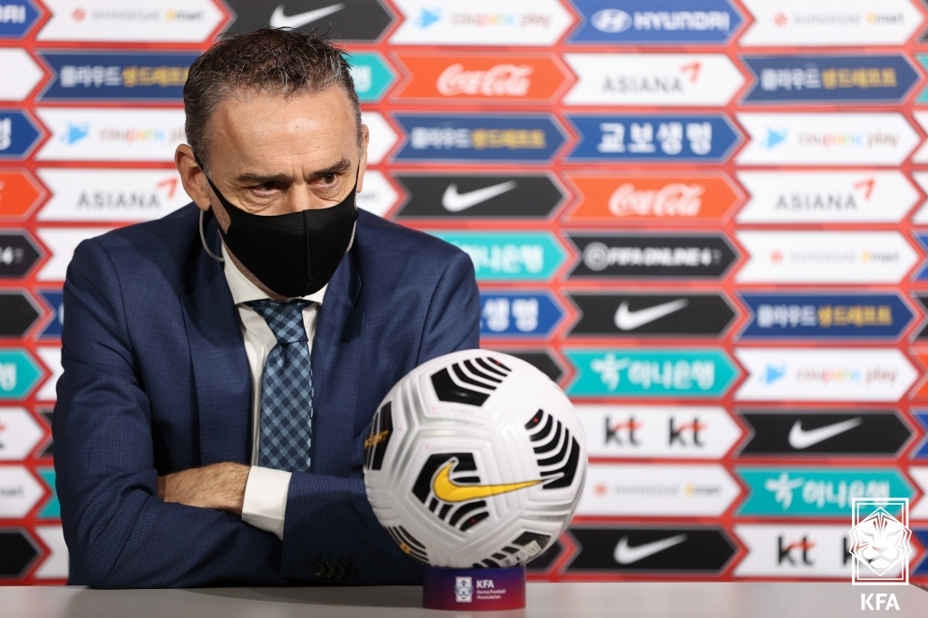 (서울=뉴스1) = 파울루 벤투 한국 축구대표팀 감독이 27일 경기도 파주시 파주트레이닝센터(NFC)에서 대한축구협회 유튜브 채널을 통해 2022 국제축구연맹(FIFA) 카타르 월 …