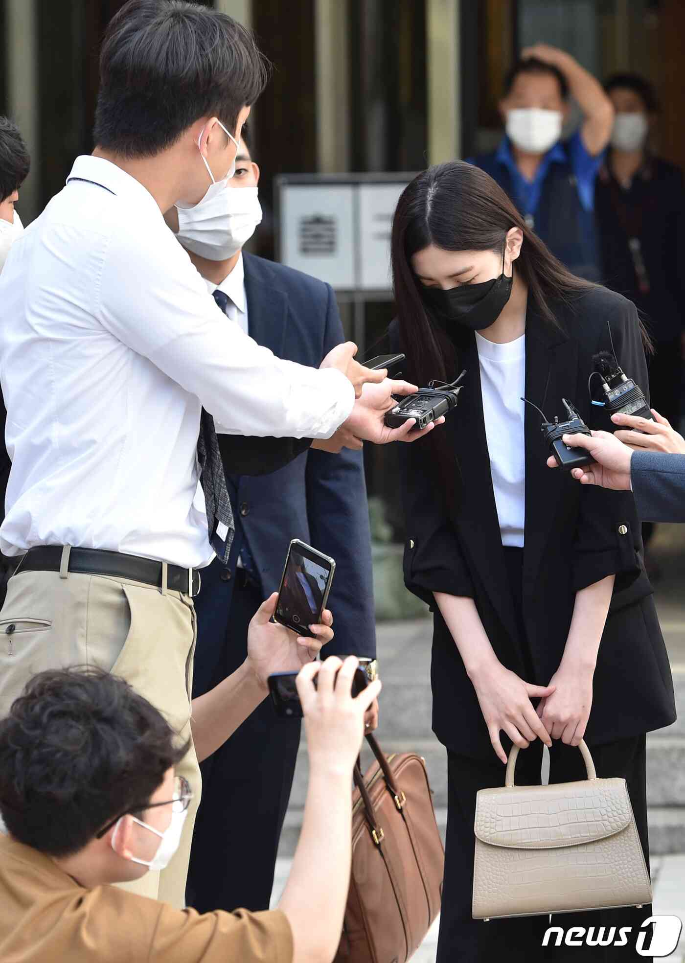 음주운전을 하다 추돌사고를 낸 아이돌 그룹 애프터스쿨 출신 배우 리지(본명 박수영·29)가 27일 오전 서울 서초구 서울중앙지법에서 열린 첫 공판을 마치고 법원을 나서며 고개를 숙여 인사를 하고 있다. © News1 권현진 기자