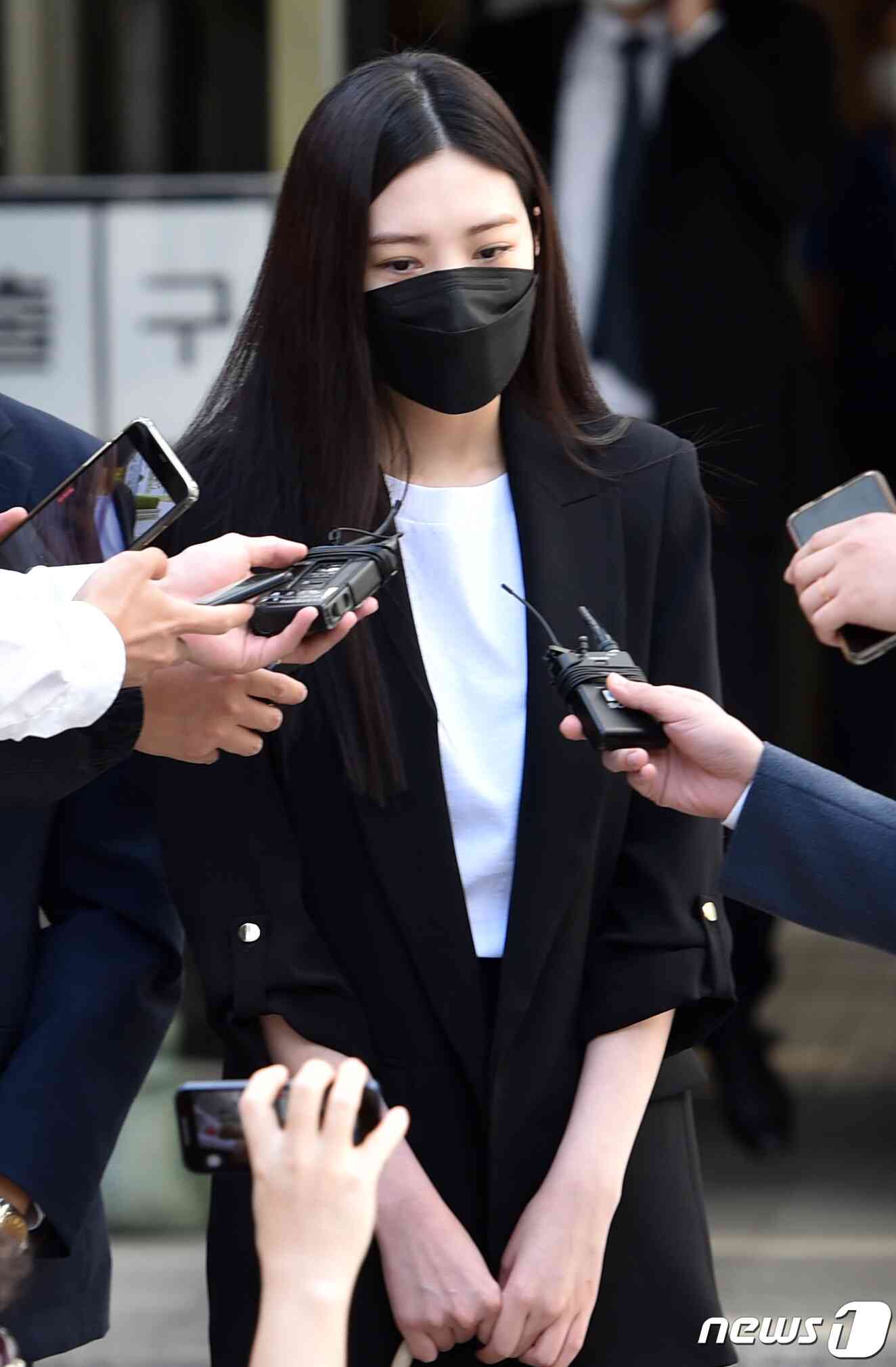 '음주 운전' 혐의를 받고 있는 가수 겸 배우 리지가 27일 오전 서울 서초구 서울중앙지법에서 열린 첫 공판을 마치고 법원을 나서고 있다. © News1 권현진 기자