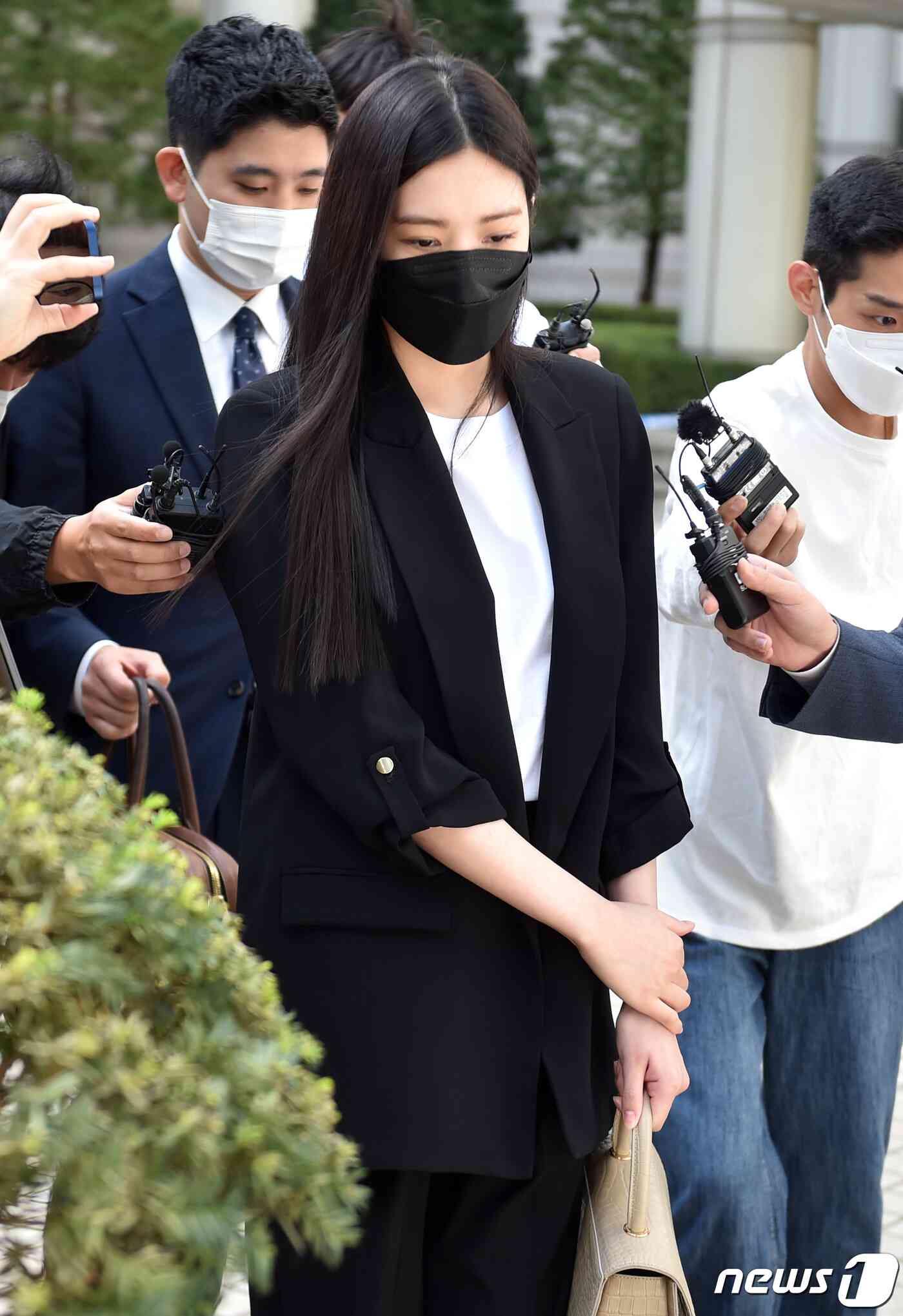 애프터스쿨 출신 배우 리지가 27일 오전 서울 서초구 서울중앙지법에서 열린 첫 공판을 마치고 법원을 나서고 있다. 이날 검찰은 만취상태로 운전을 하다 사고를 낸 그룹 애프터스쿨 출신 리지에게 징역 1년의 실형을 선고해달라고 재판부에 요청했다. © News1 권현진 기자