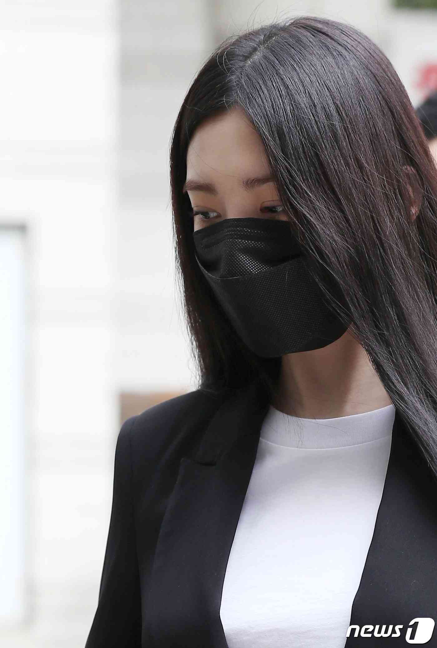 음주운전을 하다 추돌사고를 낸 아이돌 그룹 애프터스쿨 출신 배우 리지(본명 박수영·29)가 27일 오전 서울 서초구 서울중앙지법에서 열린 첫 공판에 출석하고 있다. © News1 권현진 기자