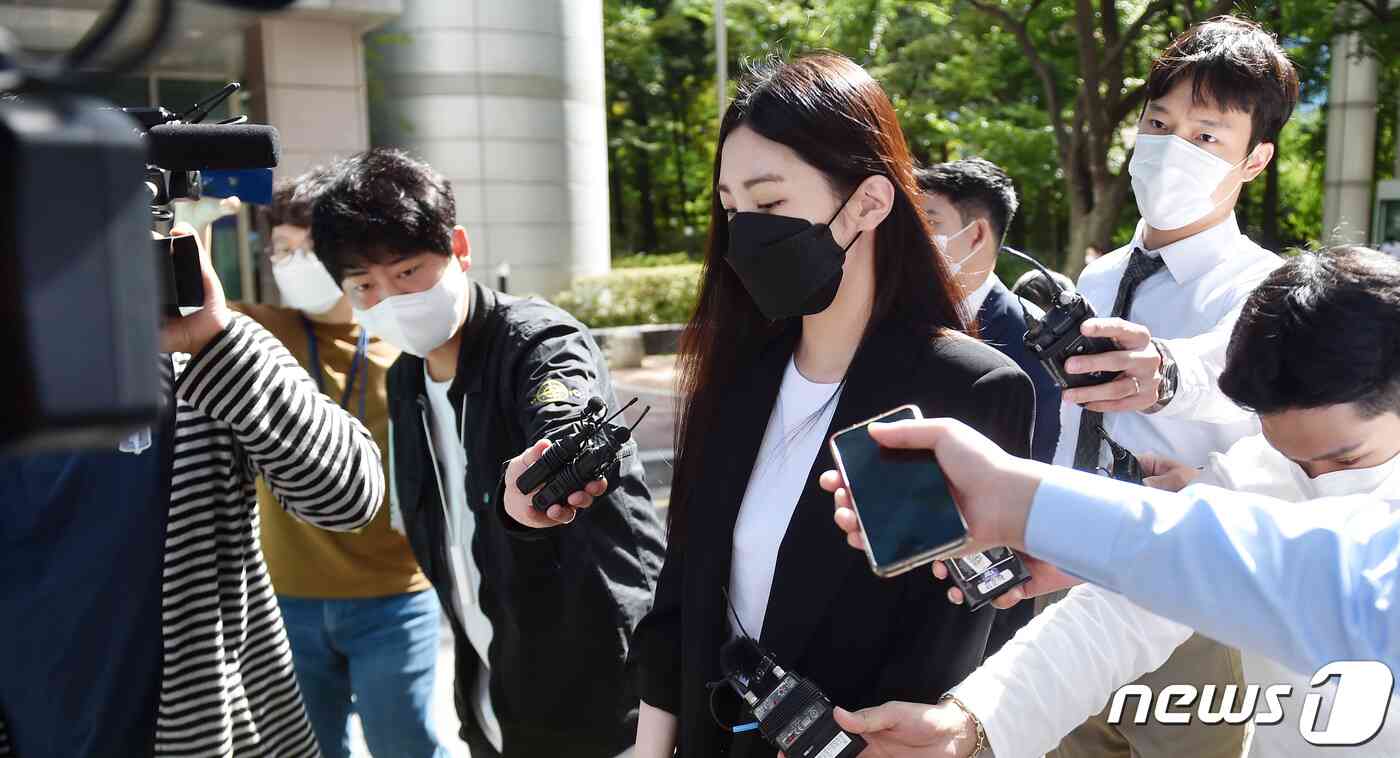 '음주운전 혐의'를 받고 있는 애프터스쿨 출신 배우 리지(본명 박수영·29)가 27일 오전 서울 서초구 서울중앙지법에서 열린 첫 공판을 마치고 법원을 빠져나가고 있다. © News1 권현진 기자