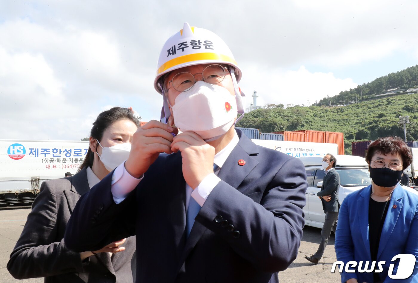 본문 이미지 - 더불어민주당 대권 주자인 이재명 경기도지사가 27일 오후 제주시 건입동 제주항 6부두를 찾아 안전모를 쓰고 있다. 2021.9.27/뉴스1 ⓒ News1 오현지 기자