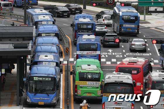 서울 도심에서 운행 중인 시내버스 모습. 2021.9.27/뉴스1 © News1 성동훈 기자