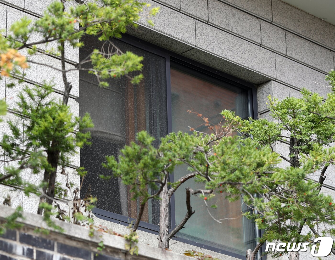 본문 이미지 - 고(故) 조비오 신부의 명예를 훼손한 혐의로 기소돼 1심에서 유죄를 선고받은 전두환 전 대통령의 항소심 5번째 재판이 27일 광주지방법원에서 열린다. 사진은 이날 서울 서대문구 연희동 전두환 자택의 모습. 2021.9.27/뉴스1 ⓒ News1 신웅수 기자