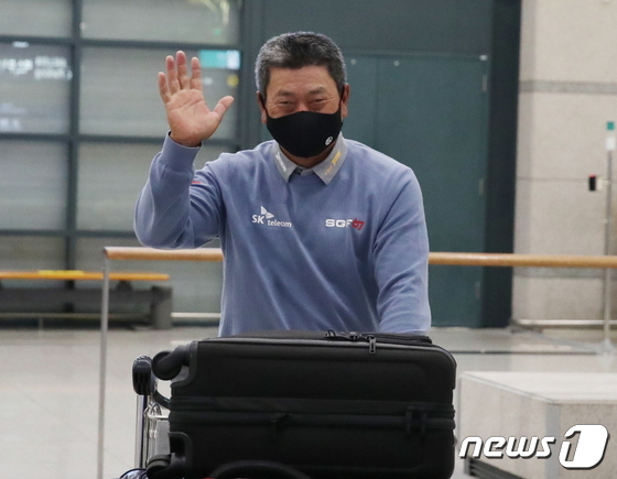 PGA 챔피언스투어에서 한국인 최초로 우승한 최경주가 28일 인천국제 공항을 통해 입국하고 있다.(스포티즌 제공)© 뉴스1