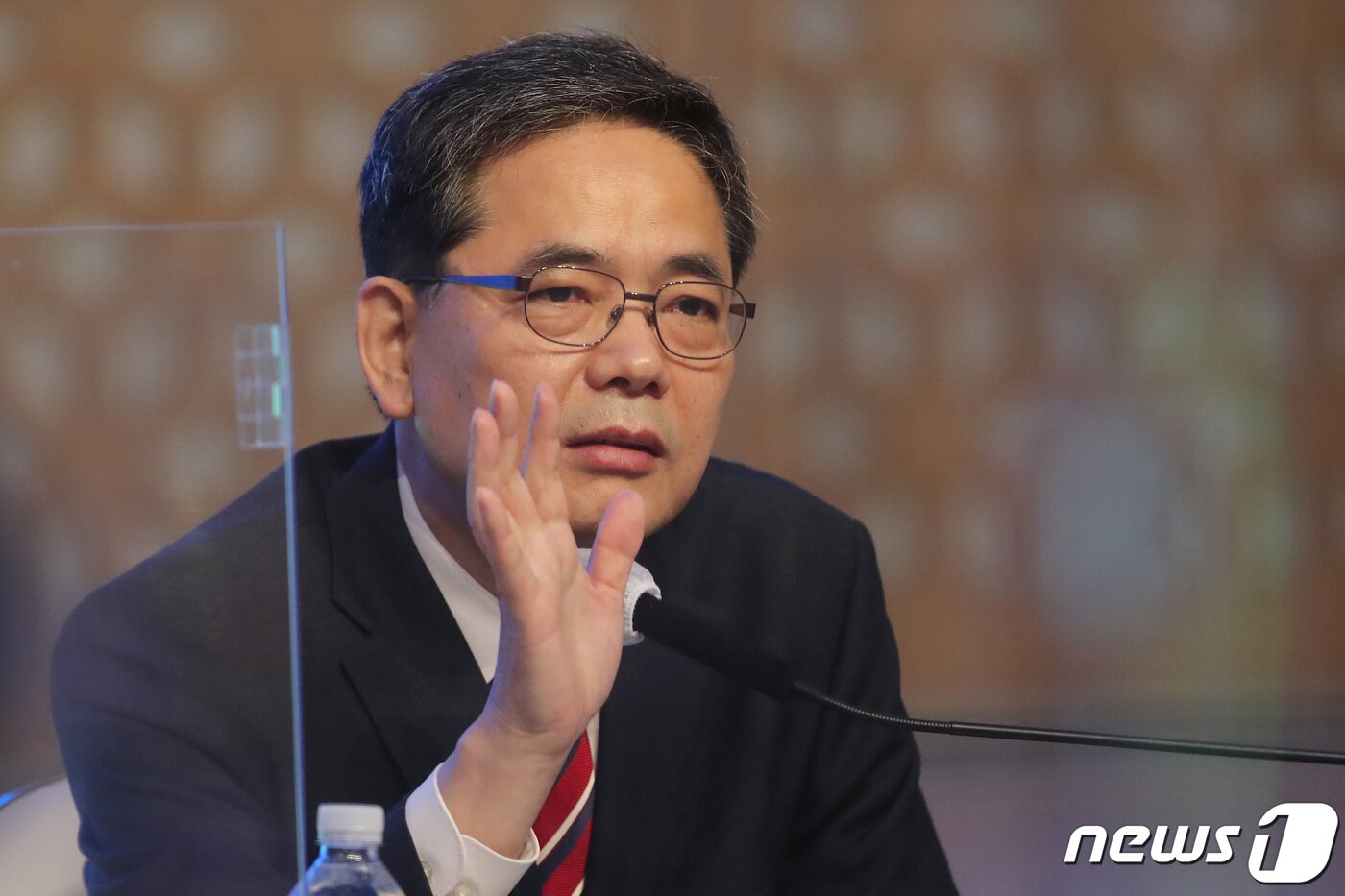 본문 이미지 - 화천대유에 근무했던 아들이 퇴직금 명목으로 50억원을 받은 사실이 드러나 논란이 일자 국민의힘을 탈당한 곽상도 의원. 사진은 지난해 11월 당시 국민의힘 대구시당위원장 시절 곽상도 의원이 대구·경북 중견언론인모임인 아시아포럼21 정책토론회에 참석해 발언하는 모습. 이날 곽 의원은 '대구시장 출마' 가능성을 시사해 주목 받았으나 최근 탈당하자 지역에서는 내년 대구시장 도전이 사실상 무산됐다는 반응이다. 2021.9.28/뉴스1 ⓒ News1 공정식 기자