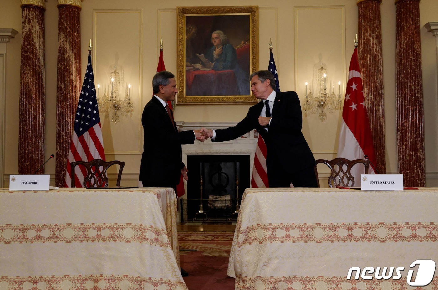 (워싱턴 AFP=뉴스1) 우동명 기자 = 토니 블링컨 미국 국무장관이 27일(현지시간) 워싱턴 국무부에서 비비언 발라크리슈난 싱가포르 외교장관과 서명식서 악수를 하고 있다.ⓒ AF …