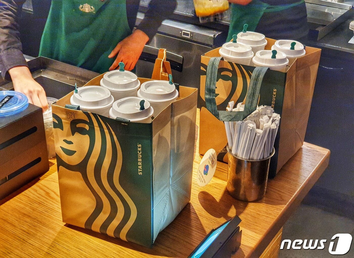 본문 이미지 - 28일 오전 경기 고양 덕양구의 한 스타벅스에서 파트너(노동자)가 리유저블(재사용) 컵에 담긴 커피를 포장하고 있다. 스타벅스커피 코리아의 리유저블 컵 데이 행사는 스타벅스 50주년과 세계 커피의 날(10월1일)을 기념해 기획됐다. 2021.9.28/뉴스1 ⓒ News1 황덕현 기자