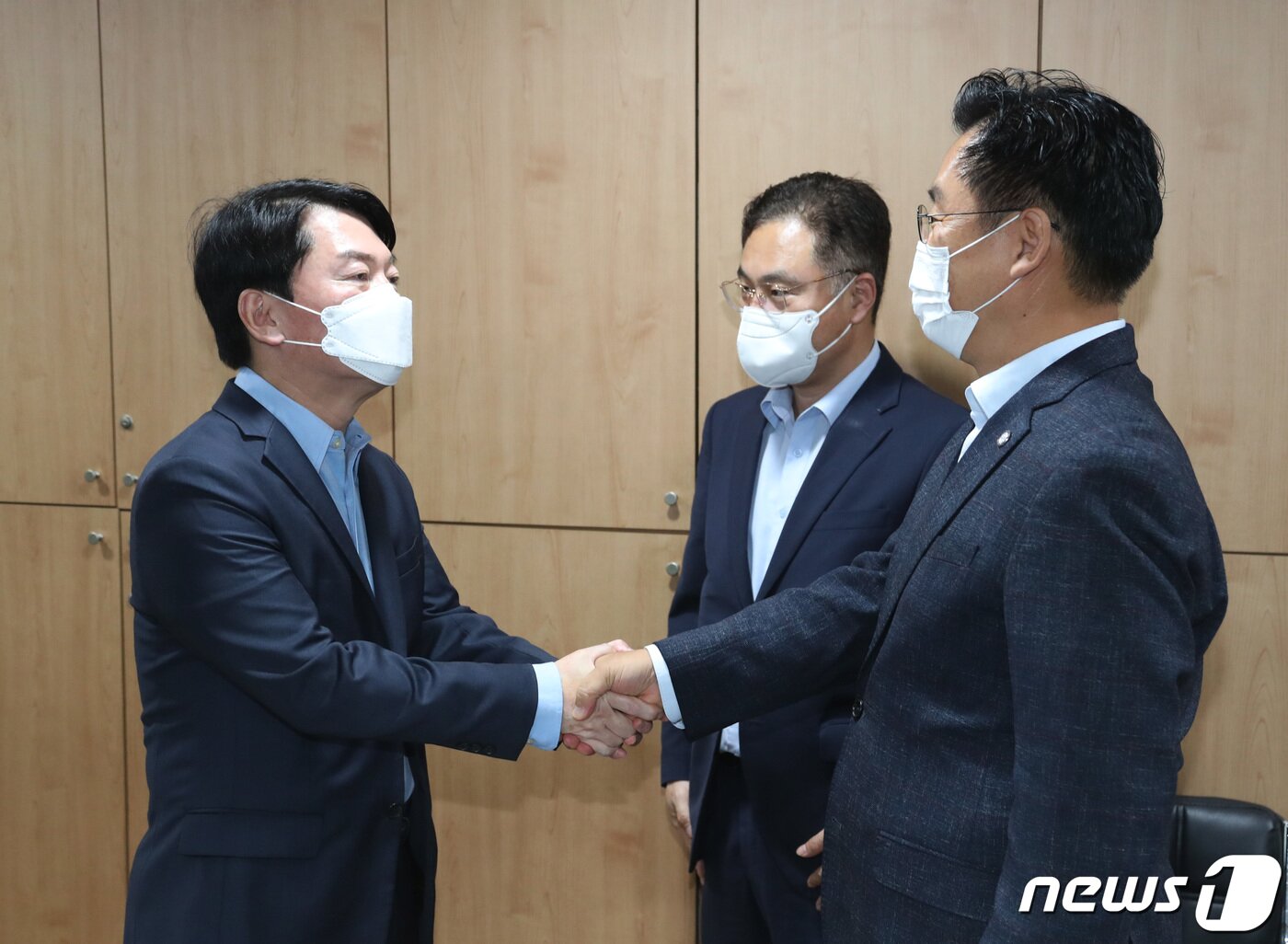 본문 이미지 - 안철수 국민의당 대표가 28일 오전 경기도 수원시 팔달구의 한 언론사 사무실에서 대장동 개발 특혜논란 의혹 최초 보도자와 악수를 하고 있다. 2021.9.28/뉴스1 ⓒ News1 김영운 기자