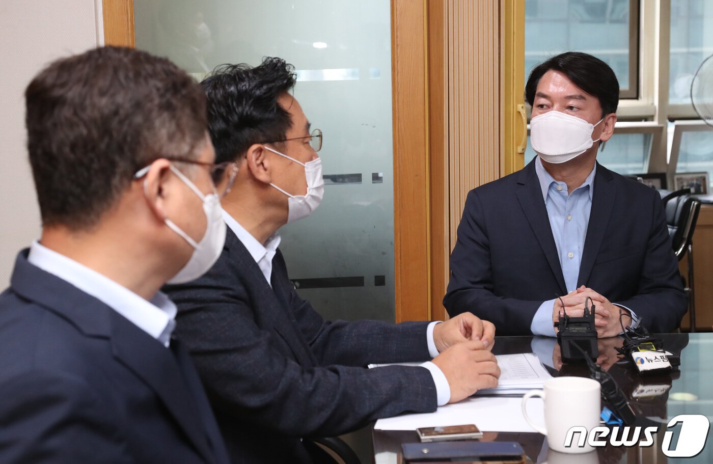 본문 이미지 - 안철수 국민의당 대표가 28일 오전 경기도 수원시 팔달구의 한 언론사 사무실에서 대장동 개발 특혜논란 의혹 최초 보도자와 이야기를 나누고 있다. 2021.9.28/뉴스1 ⓒ News1 김영운 기자