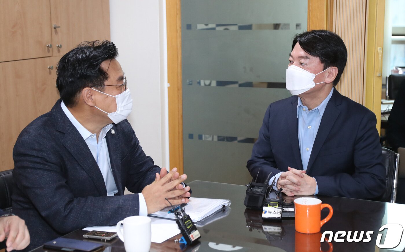 본문 이미지 - 안철수 국민의당 대표가 28일 오전 경기도 수원시 팔달구의 한 언론사 사무실에서 대장동 개발 특혜논란 의혹 최초 보도자와 이야기를 나누고 있다. 2021.9.28/뉴스1 ⓒ News1 김영운 기자