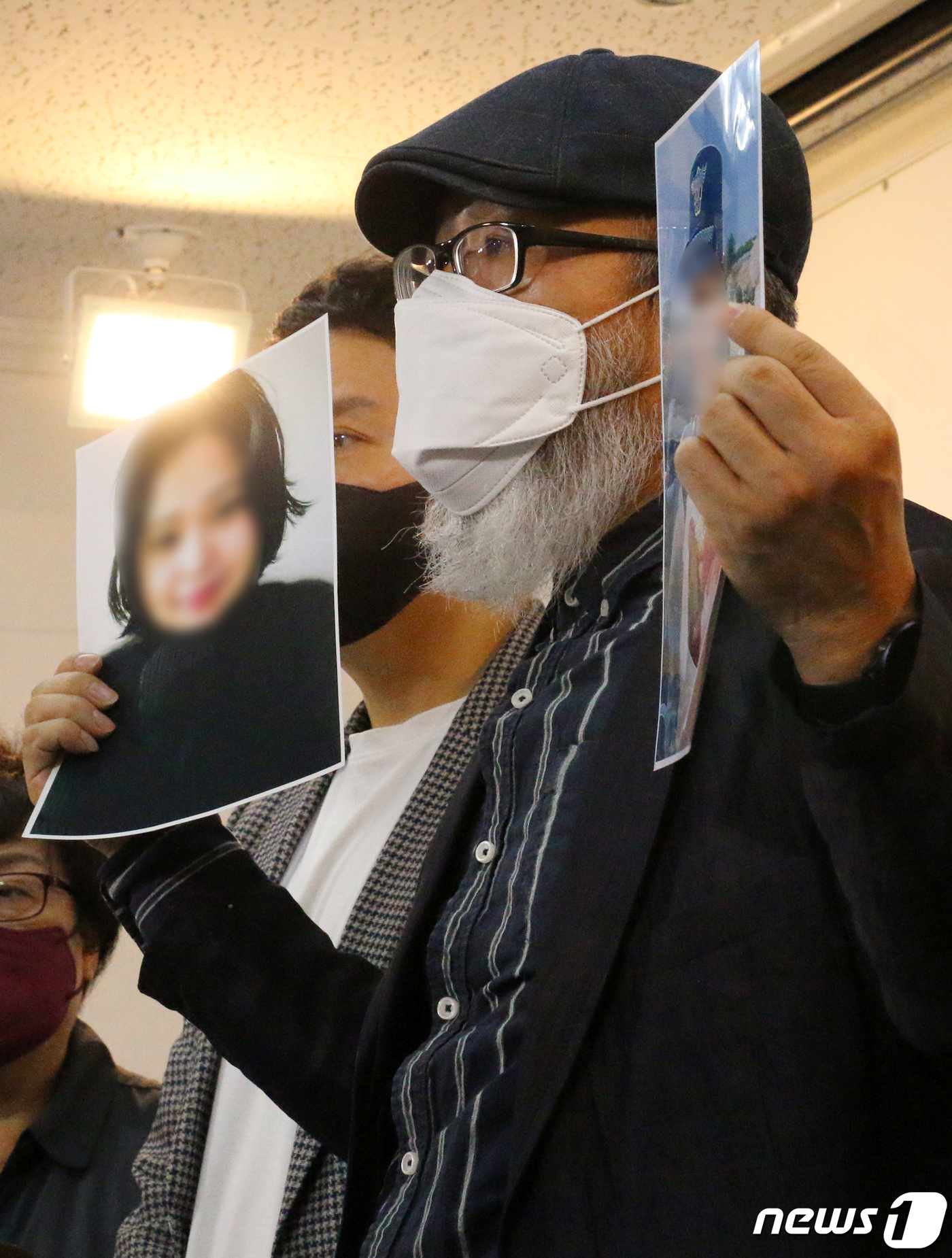 (서울=뉴스1) 노선웅 기자 = 28일 오전 서울 마포구 군인권센터에서 공군 성추행 피해자 사망사건(이 중사 사망 사건) 수사 관련 기자회견에서 故 이 중사의 아버지가 발언을 하고 …