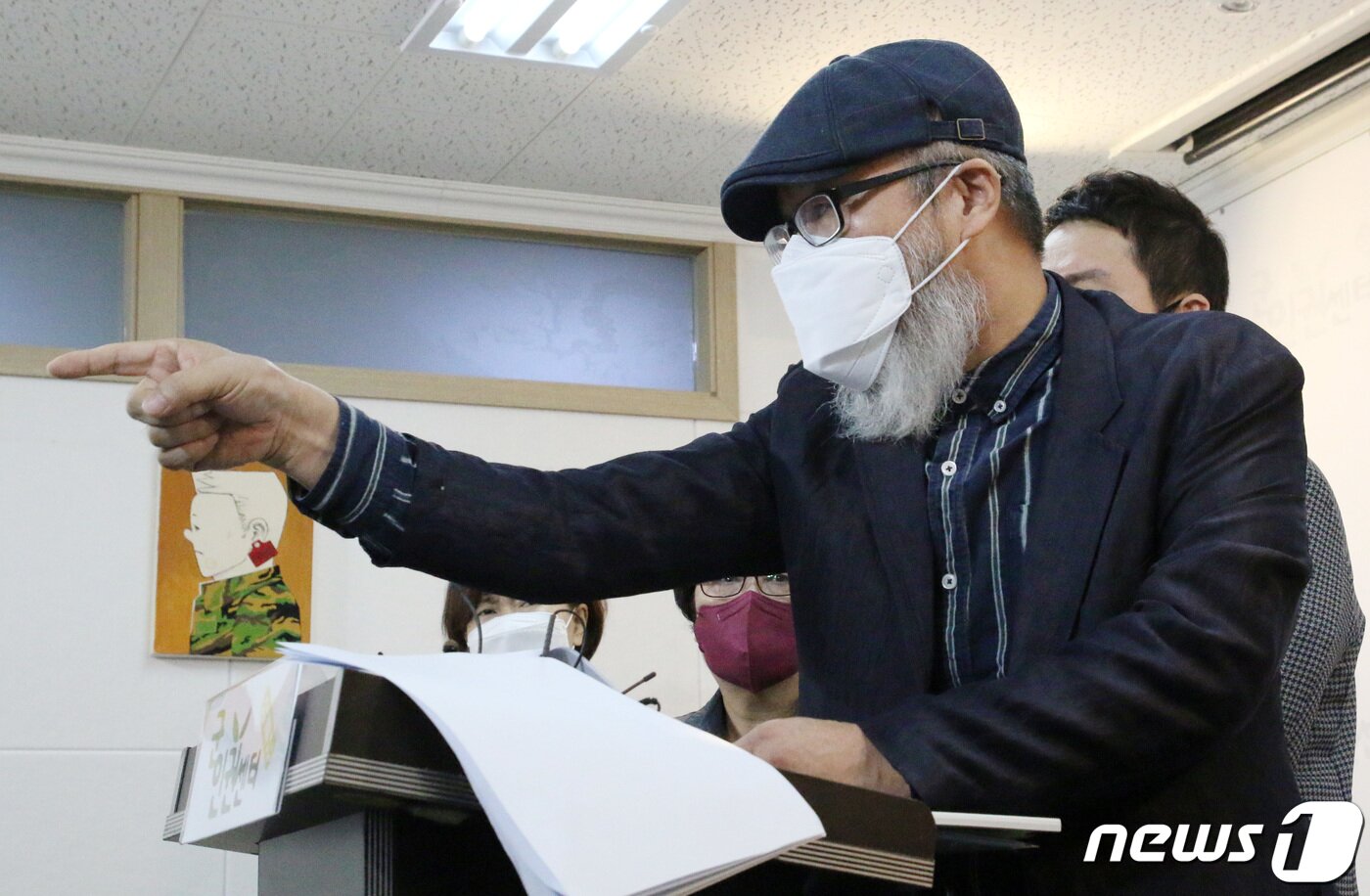 본문 이미지 - 28일 오전 서울 마포구 군인권센터에서 공군 성추행 피해자 사망사건(이 중사 사망 사건) 수사 관련 기자회견에서 故 이 중사의 아버지가 발언을 하고 있다. 2021.9.28/뉴스1 ⓒ News1 노선웅 기자
