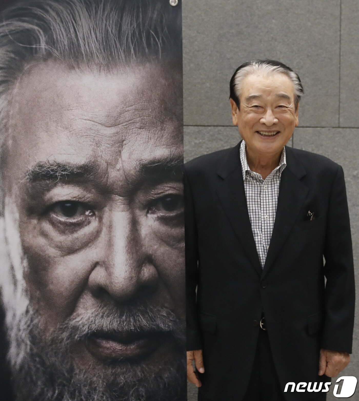 본문 이미지 - 배우 이순재가 28일 오전 서울 서초구 예술의전당에서 열린 연극 ‘이순재의 리어왕’ 기자간담회에 참석해 포즈를 취하고 있다. 영국의 대문호 셰익스피어가 쓴 &#39;리어왕&#39;은 삶의 비극과 인생에 대한 근본적인 성찰을 아름다운 시적 표현으로 담아낸 작품이다. 2021.9.28/뉴스1 ⓒ News1 권현진 기자