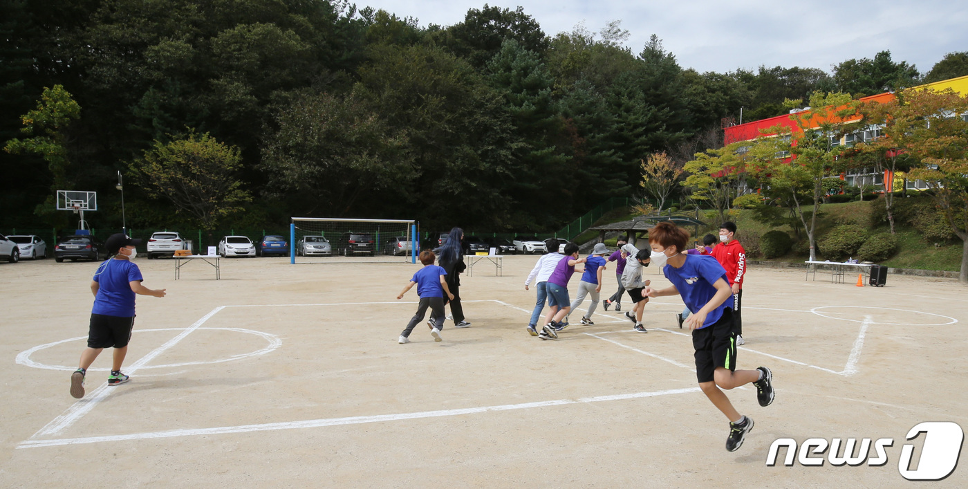 (대전=뉴스1) 김기태 기자 = 28일 대전 유성구 남선초등학교에서 5학년 학생들이 오징어게임 놀이를 하고 있다. 박근숙 남선초등하교 교장은 코로나19로 위축됐던 학교 현장에 활기 …