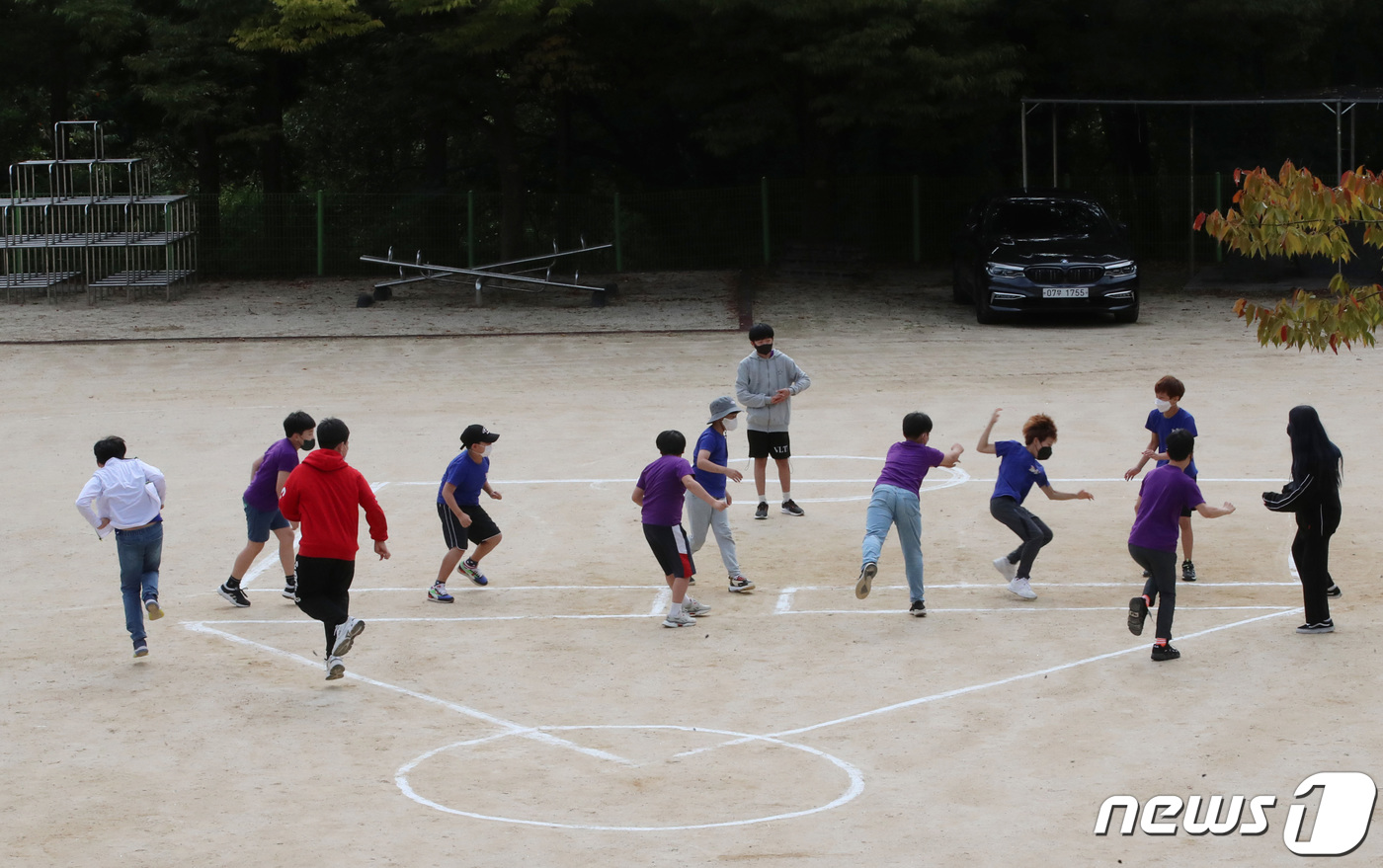 (대전=뉴스1) 김기태 기자 = 28일 대전 유성구 남선초등학교에서 5학년 학생들이 오징어게임 놀이를 하고 있다. 박근숙 남선초등하교 교장은 코로나19로 위축됐던 학교 현장에 활기 …