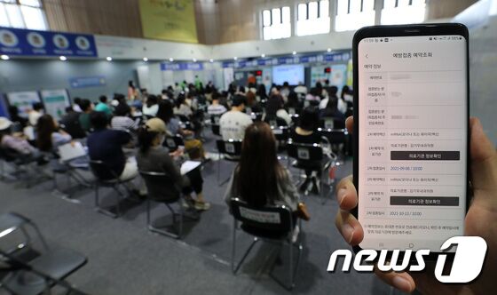 28일 오후 서울 서대문구 북아현문화체육센터에 마련된 신종 코로나바이러스 감염증(코로나19) 백신 예방접종센터에서 2차 접종 예약대상자가 질병관리청 앱인 쿠브(COOV)로 접종간격이 6주에서 5주로 단축된 2차 접종 예약현황을 바라보고 있다. 메신저리보핵산(mRNA) 계열 백신인 화이자와 모더나 접종 간격은 10월 둘 째주부터 6주일에서 단계적으로 4주일까지 줄어든다. 방역당국은 신속한 2차 접종 시행을 위해 화이자·모더나 등 mRNA 백신 접종 간격을 단축한다. 오는 10월 11일, 즉 10월 2주(11~17일)차부터 2차 접종이 예약돼 있다면 일괄 조정 대상자가 된다. 10월 2주차(10월 11일~11월 7일) 예정자는 접종 간격이 6주일에서 5주일로, 11월 2주차(11월 8일~11월 14일) 예정자는 6주일에서 4주일로 각각 1주일, 2주일 단축 적용한다. 또한 소아청소년(만12세-17세)은 10월5일부터 사전예약을 진행하고 18일부터 11월27일까지 백신 접종을 시행한다. 정은경 코로나19 예방접종대응추진단 단장(질병관리청장)은 27일 정례브리핑에서 이 같은 내용을 담은 '코로나19 예방접종 4분기 시행계획'을 발표했다. 이번 시행계획은 예방접종전문위원회 심의와 교육부 등 관계부처 협의를 거쳐 결정했다. 박세연 기자