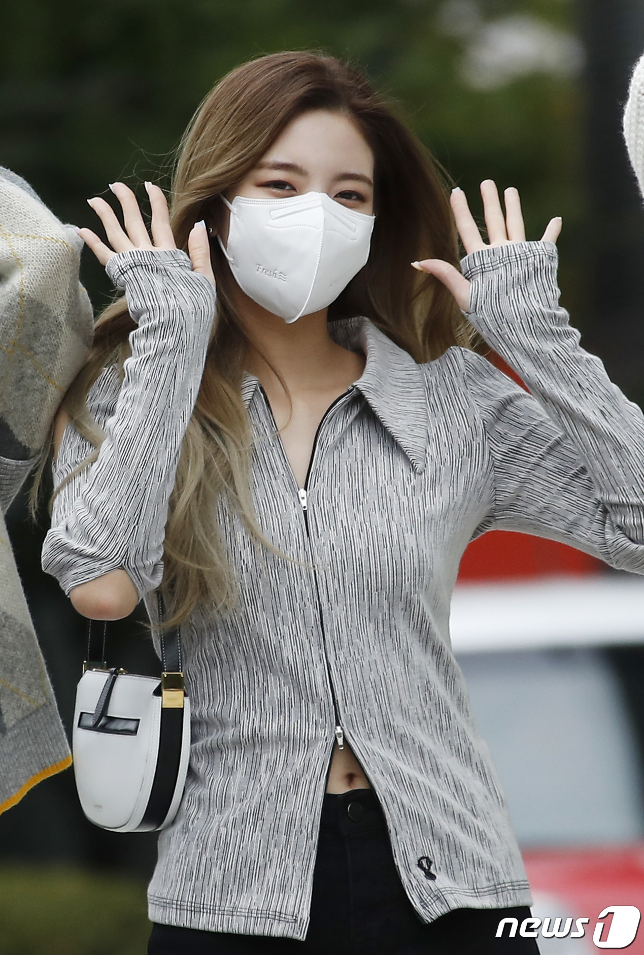 (서울=뉴스1) 권현진 기자 = 있지(ITZY) 리아가 28일 서울 양천구 SBS목동에서 진행된 라디오 '최화정의 파워타임'을 마치고 방송국을 나서며 인사를 하고 있다. 2021. …