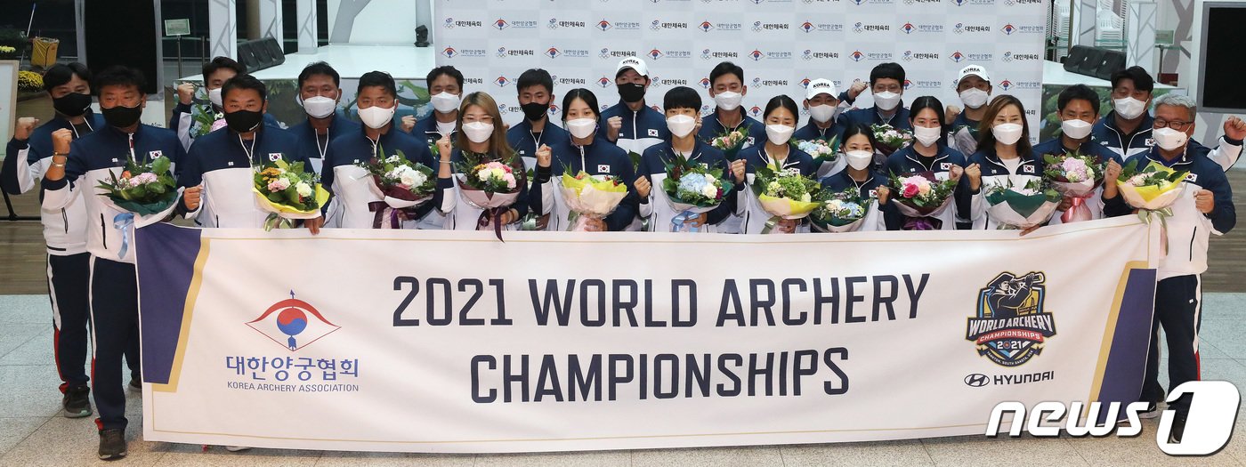 본문 이미지 - 대한민국 남녀 양궁 대표팀 선수들이 28일 오후 인천국제공항을 통해 귀국 후 기념촬영을 하고 있다. 한국 양궁은 미국 사우스다코타주 양크턴에서 열린 세계선수권대회에서 남녀 단체전(김우진-오진혁-김제덕/장민희-안산-강채영)과 혼성전(김우진-안산), 남녀 개인전(김우진, 장민희)에서 금메달을 따내며 12년 만에 세계선수권대회 전종목 석권이라는 위업을 달성했다. 임세영 기자