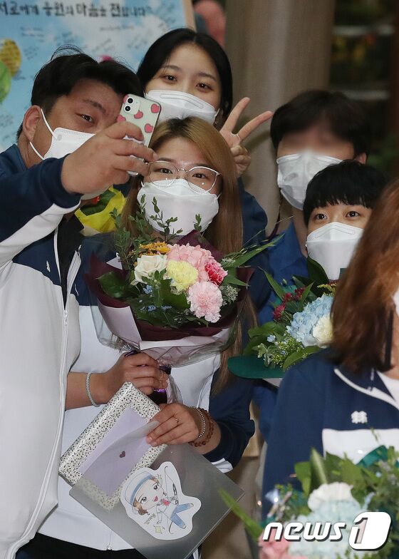 대한민국 여자 양궁 대표팀 강채영, 장민희, 안산이 28일 오후 인천국제공항을 통해 귀국 후 기자회견에 앞서 사진을 찍고 있다. 한국 양궁은 미국 사우스다코타주 양크턴에서 열린 세계선수권대회에서 남녀 단체전(김우진-오진혁-김제덕/장민희-안산-강채영)과 혼성전(김우진-안산), 남녀 개인전(김우진, 장민희)에서 금메달을 따내며 12년 만에 세계선수권대회 전종목 석권이라는 위업을 달성했다. 임세영 기자