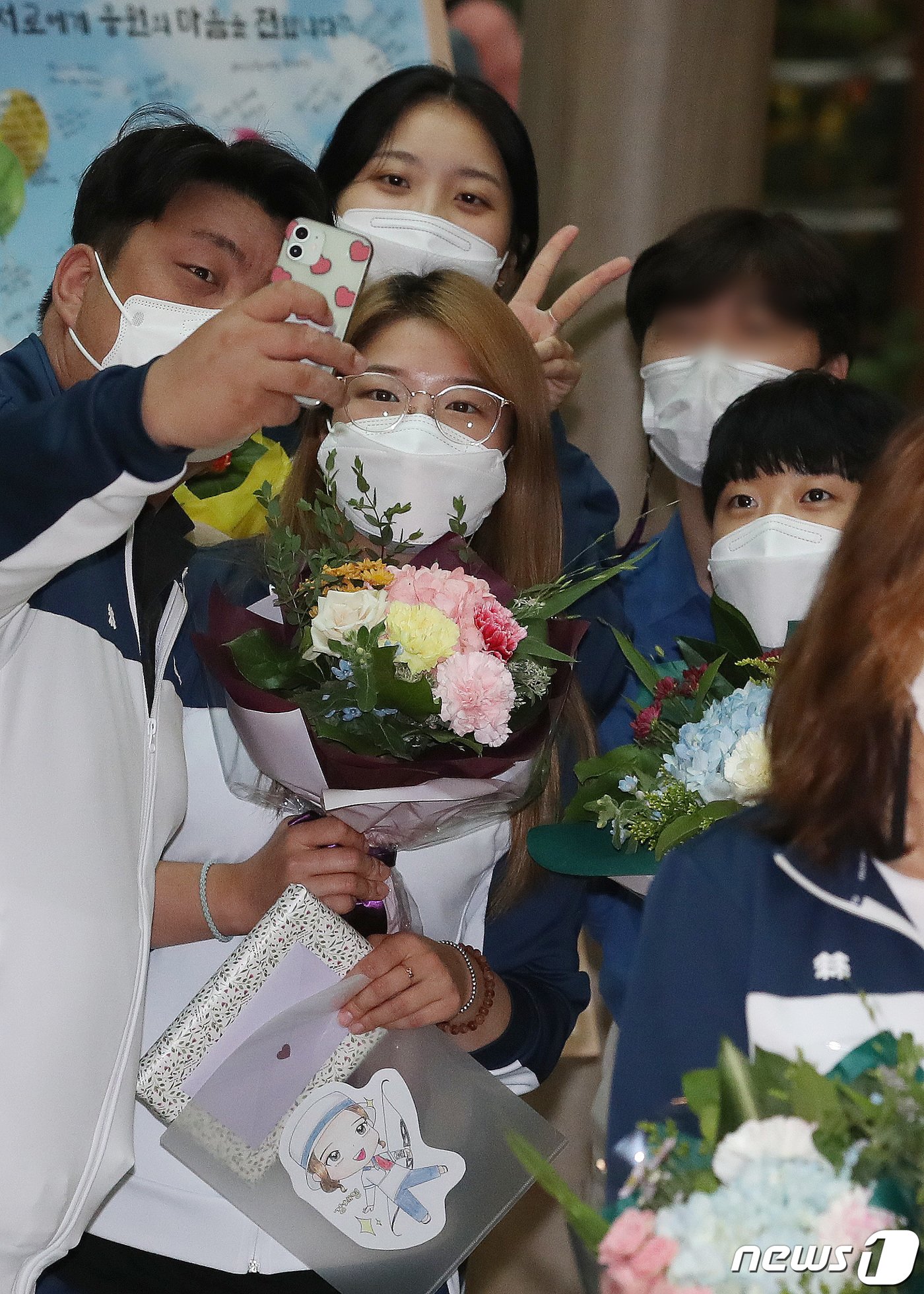 본문 이미지 - 대한민국 여자 양궁 대표팀 강채영, 장민희, 안산이 28일 오후 인천국제공항을 통해 귀국 후 기자회견에 앞서 사진을 찍고 있다. 한국 양궁은 미국 사우스다코타주 양크턴에서 열린 세계선수권대회에서 남녀 단체전(김우진-오진혁-김제덕/장민희-안산-강채영)과 혼성전(김우진-안산), 남녀 개인전(김우진, 장민희)에서 금메달을 따내며 12년 만에 세계선수권대회 전종목 석권이라는 위업을 달성했다. 임세영 기자