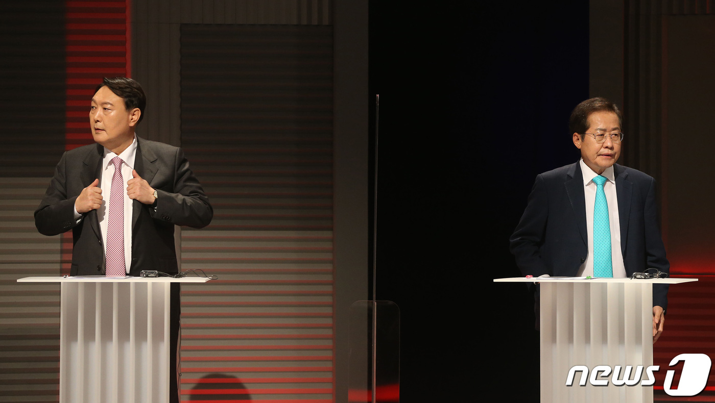 (서울=뉴스1) 국회사진취재단 = 국민의힘 윤석열 대선 예비후보와 홍준표 예비후보가 28일 오후 서울 마포구 MBC 신사옥에서 열린 '100분 토론' 생방송에 앞서 준비를 하고 있 …