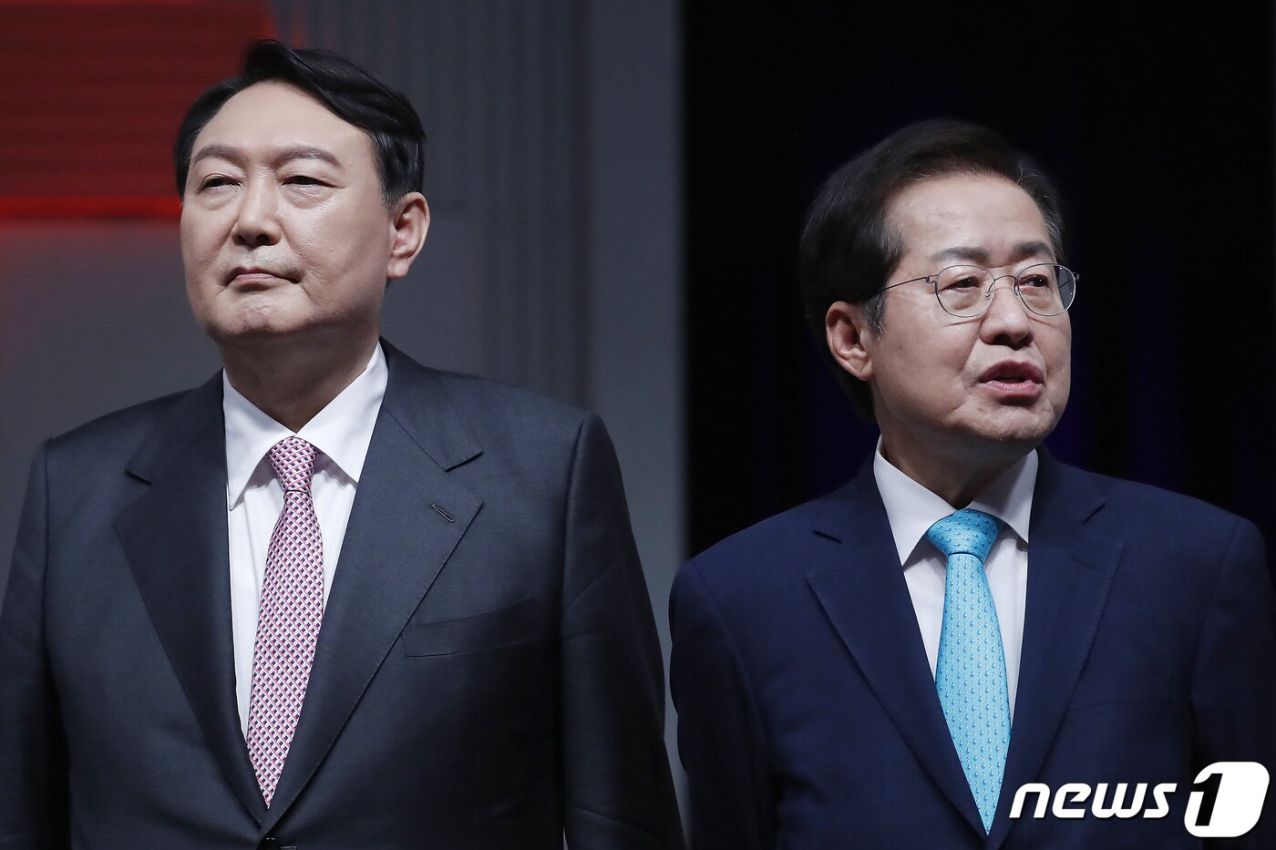 본문 이미지 - 국민의힘 윤석열, 홍준표 대선 경선 예비후보가 28일 서울 상암동 MBC에서 열린 대선 경선 4차 방송토론회 전 방송 진행 설명을 듣고 있다. 2021.9.28/뉴스1 ⓒ News1 국회사진취재단