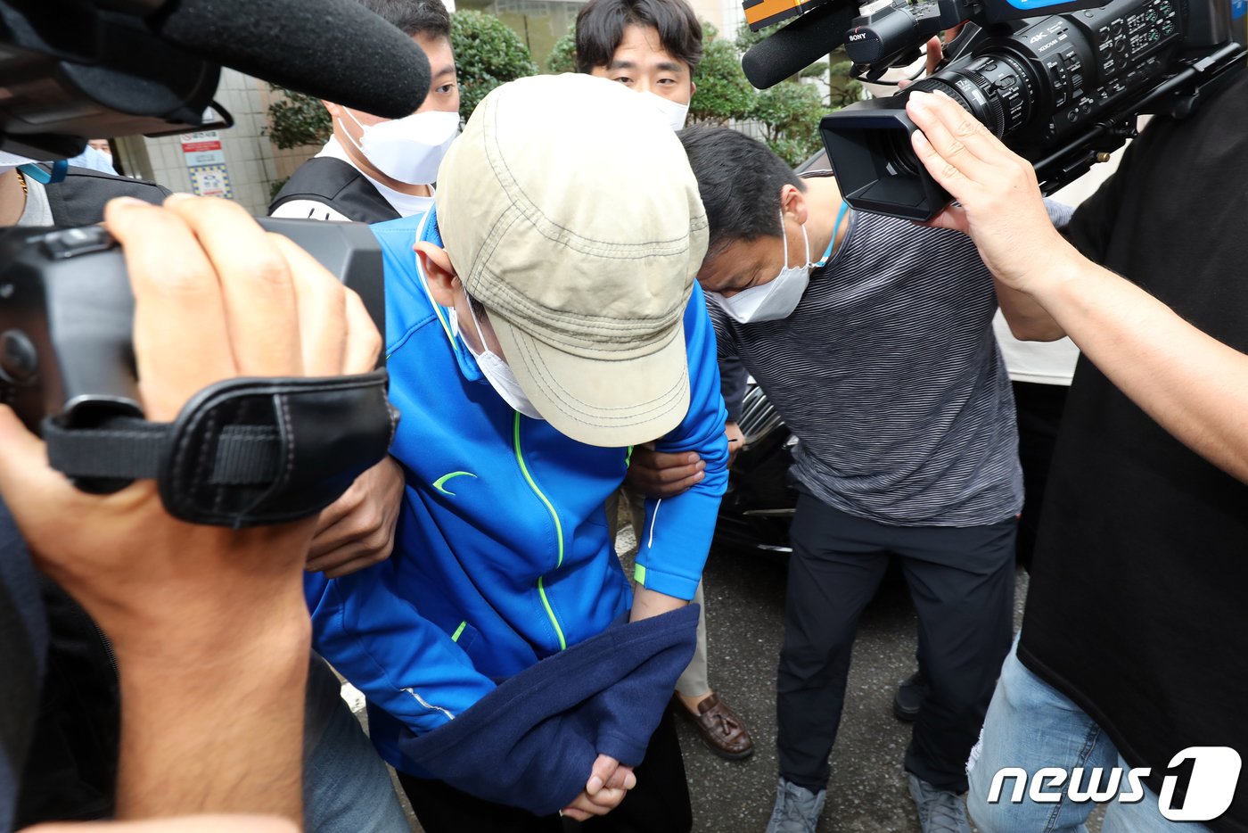 본문 이미지 - 층간소음 문제로 이웃과 말다툼을 벌이다 흉기를 휘둘러 4명을 사상케한 A씨(34)가  전남 순천시 광주지법 순천지원에서 구속 전 피의자 심문(영장실질심사)을 마치고 법원을 나서고 있다. 2021.9.29/뉴스1 ⓒ News1 황희규 기자