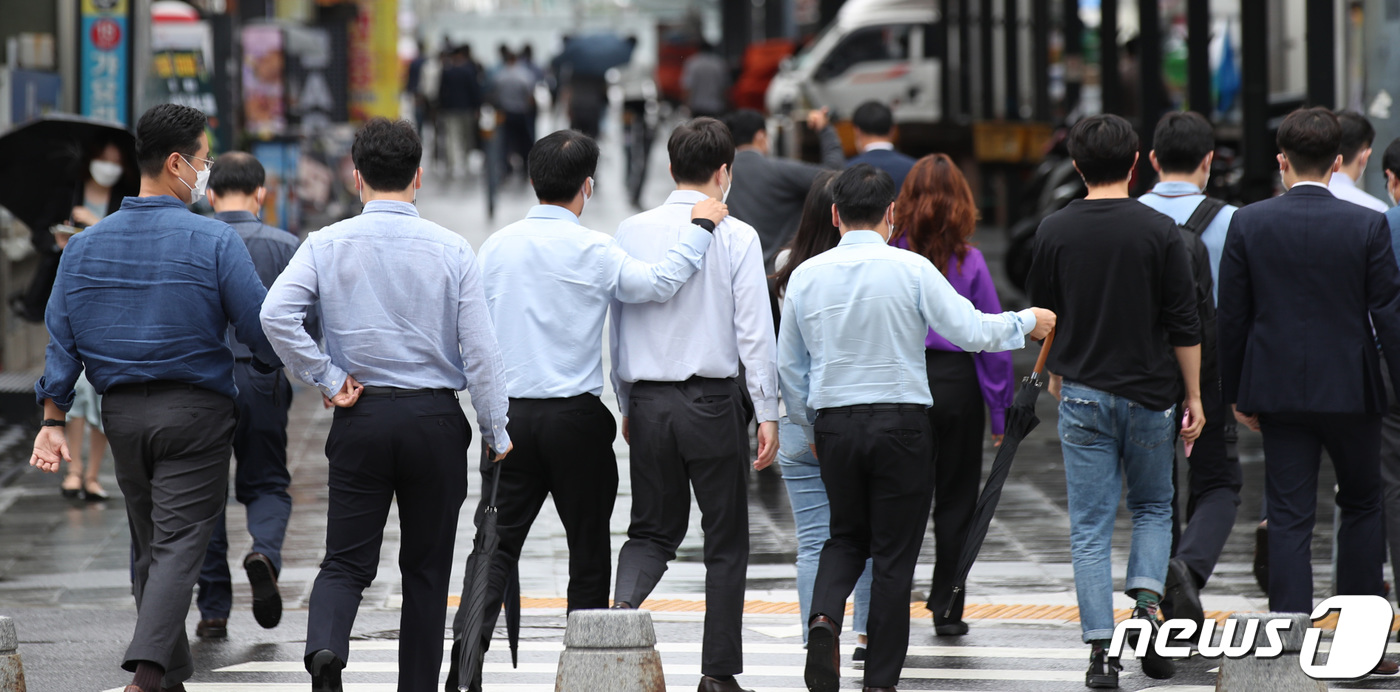 (서울=뉴스1) 박지혜 기자 = 29일 서울 종로구 일대에서 직장인들이 점심식사를 위해 이동하고 있다.정부가 10월 말~11월 초 단계적 일상회복 이른바 ‘위드(with) 코로나’ …