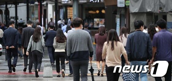 29일 서울 종로구 일대에서 직장인들이 점심식사를 위해 이동하고 있다. 정부가 10월 말~11월 초 단계적 일상회복 이른바 ‘위드(with) 코로나’로 방역 체계를 전환하겠다는 뜻을 재확인했다. 신종 코로나 바이러스 감염증(코로나19) 대응을 위한 현행 ‘사회적 거리두기’ 체계를 더이상 유지할 수 없다고 판단한 것으로 보인다. 박지혜 기자