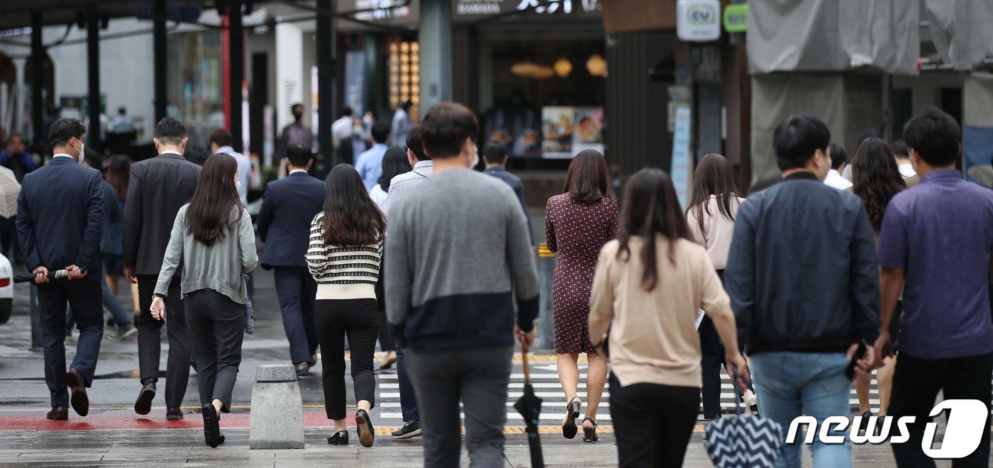 본문 이미지 - 29일 서울 종로구 일대에서 직장인들이 점심식사를 위해 이동하고 있다. 정부가 10월 말~11월 초 단계적 일상회복 이른바 ‘위드(with) 코로나’로 방역 체계를 전환하겠다는 뜻을 재확인했다. 신종 코로나 바이러스 감염증(코로나19) 대응을 위한 현행 ‘사회적 거리두기’ 체계를 더이상 유지할 수 없다고 판단한 것으로 보인다. 박지혜 기자