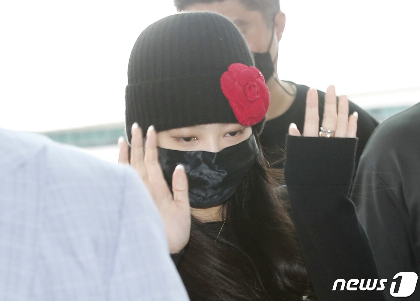 본문 이미지 - 블랙핑크(BLACk PINK) 제니가 파리 패션위크 참석을 위해 29일 인천국제공항을 통해 프랑스 파리로 출국하며 시크한 손인사를 하고 있다. ⓒ News1 권현진 기자