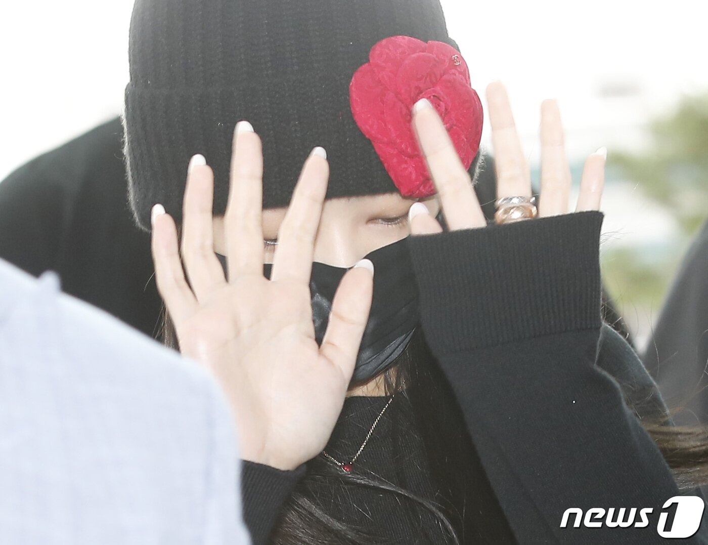 본문 이미지 - 블랙핑크(BLACk PINK) 제니가 파리 패션위크 참석차 29일 인천국제공항을 통해 프랑스로 출국하며 인사를 하고 있다. ⓒ News1 권현진 기자