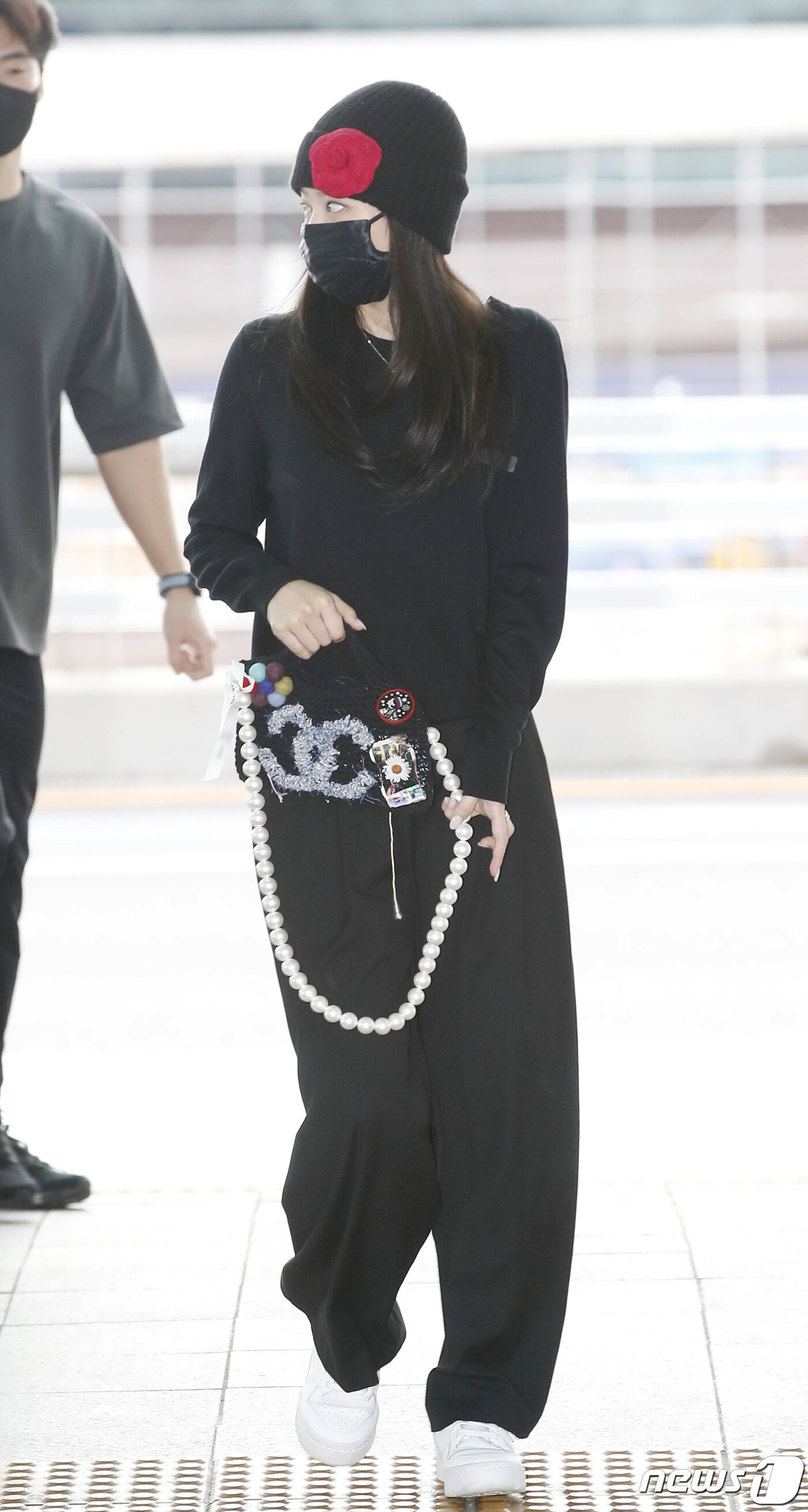 본문 이미지 - 그룹 블랙핑크(BLACk PINK) 제니가 꽃이 포인트인 비니를 쓰고 29일 인천국제공항을 통해 프랑스로 출국하고 있다. ⓒ News1 권현진 기자