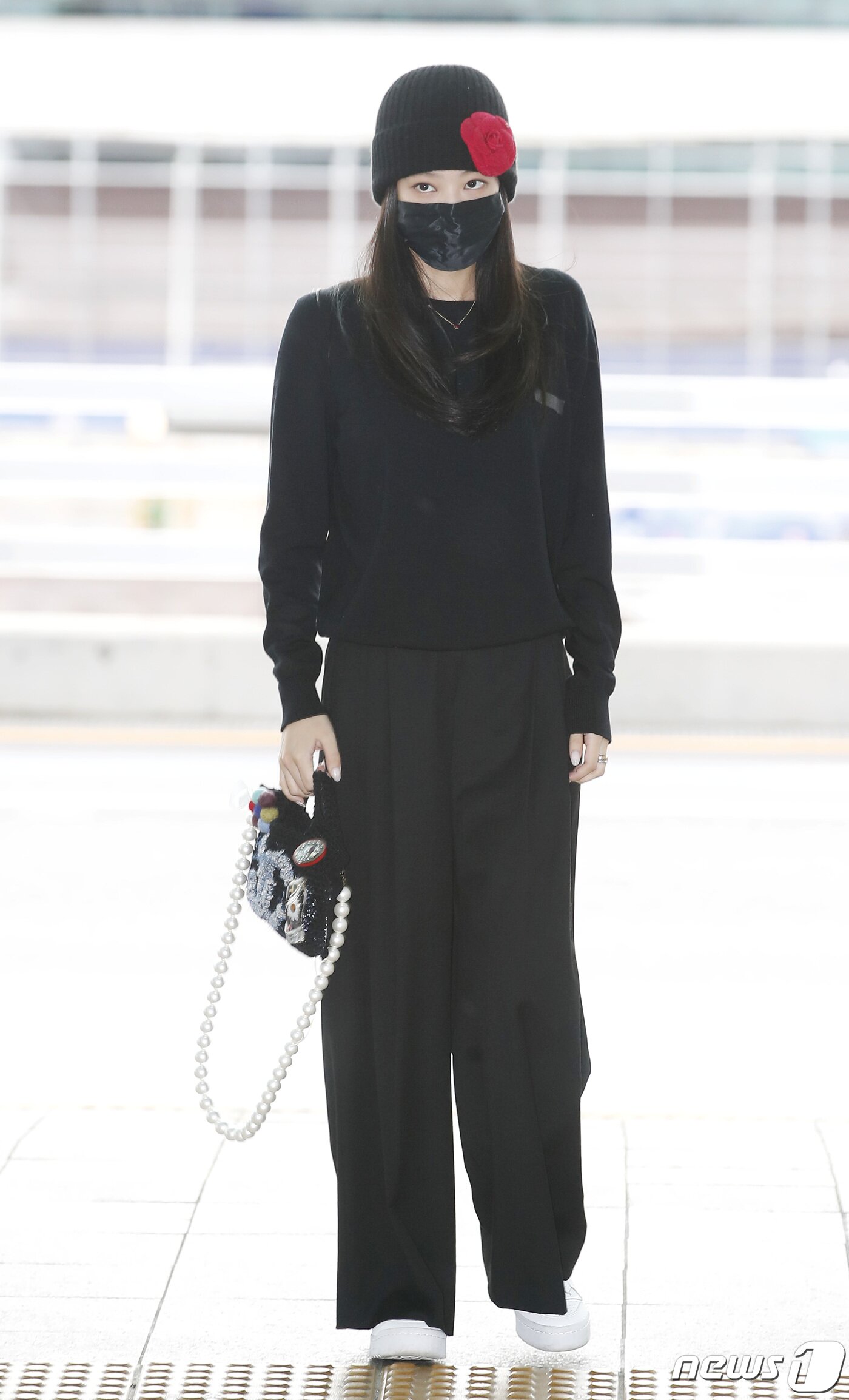 본문 이미지 - 블랙핑크 제니가  29일 인천국제공항을 통해 프랑스 파리로 출국하고 있다.  ⓒ News1 권현진 기자