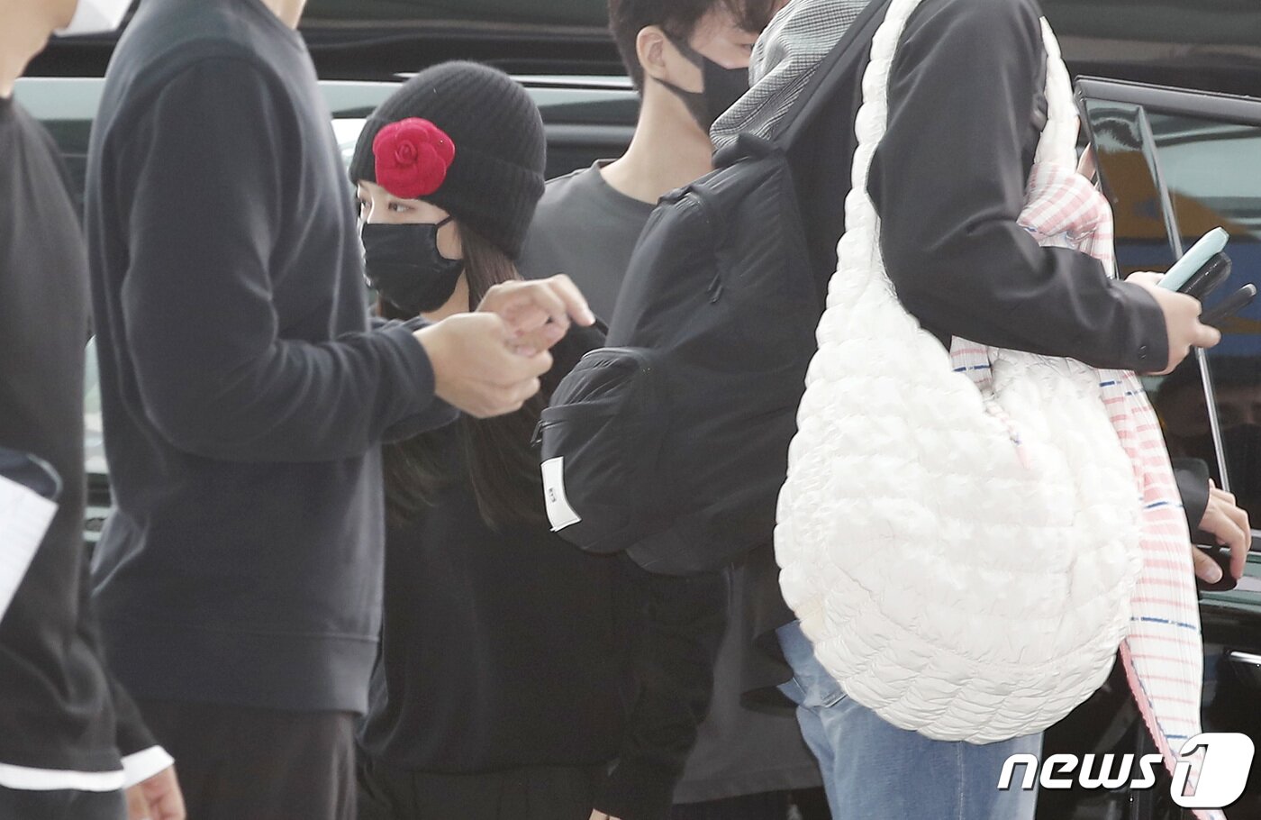 본문 이미지 - 그룹 블랙핑크(BLACk PINK) 제니가 파리 패션위크 참석을 위해 29일 인천국제공항에 도착하고 있다.  ⓒ News1 권현진 기자