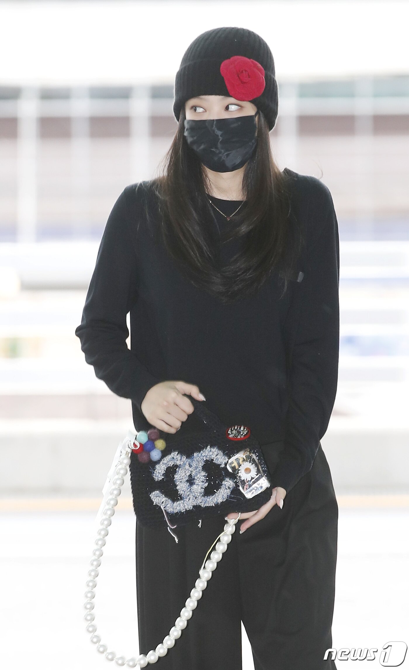 본문 이미지 - 그룹 블랙핑크(BLACk PINK) 제니가 파리 패션위크 참석을 위해 29일 인천국제공항을 통해 프랑스로 출국하고 있다. ⓒ News1 권현진 기자