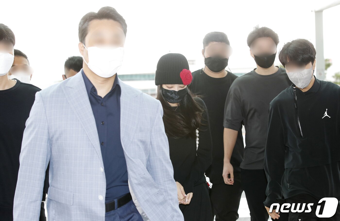 본문 이미지 - 그룹 블랙핑크(BLACk PINK) 제니가 철통 경호를 받으며 29일 인천국제공항을 통해 프랑스로 출국하고 있다. ⓒ News1 권현진 기자
