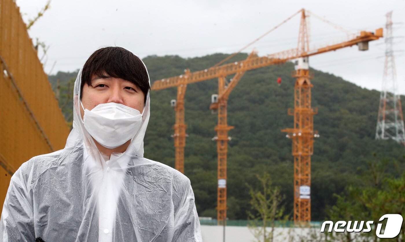 본문 이미지 - 국민의힘 이준석 대표와 김은혜 의원이 29일 오전 경기 성남시 판교대장동 개발 특혜의혹 진상조사를 위해 판교대장동 일대를 방문해 공사현장을 둘러보고있다. 2021.9.29/뉴스1 ⓒ News1 국회사진취재단