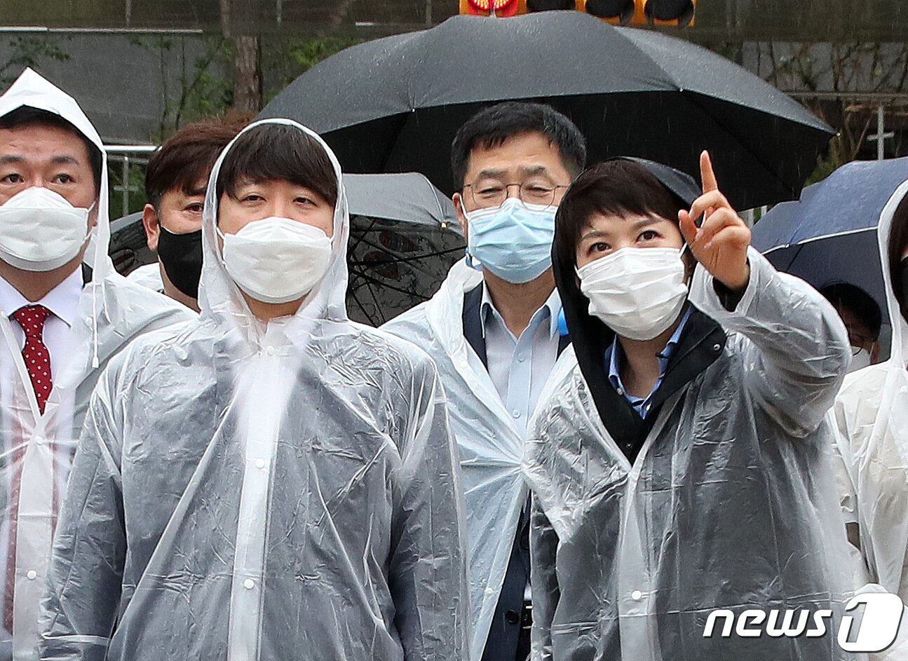 본문 이미지 - 국민의힘 이준석 대표와 김은혜 의원이 29일 오전 경기 성남시 판교대장동 개발 특혜의혹 진상조사를 위해 판교대장동 일대를 방문해 공사현장을 둘러보고있다. 2021.9.29/뉴스1 ⓒ News1 국회사진취재단