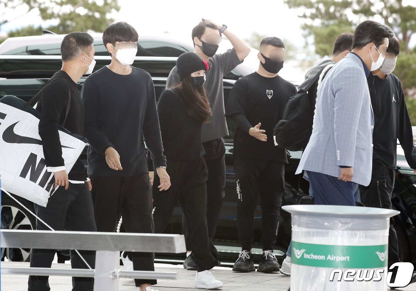 본문 이미지 - 그룹 블랙핑크(BLACk PINK) 제니가 파리 패션위크 참석차 29일 인천국제공항을 통해 프랑스 파리로 출국하고 있다.  ⓒ News1 권현진 기자