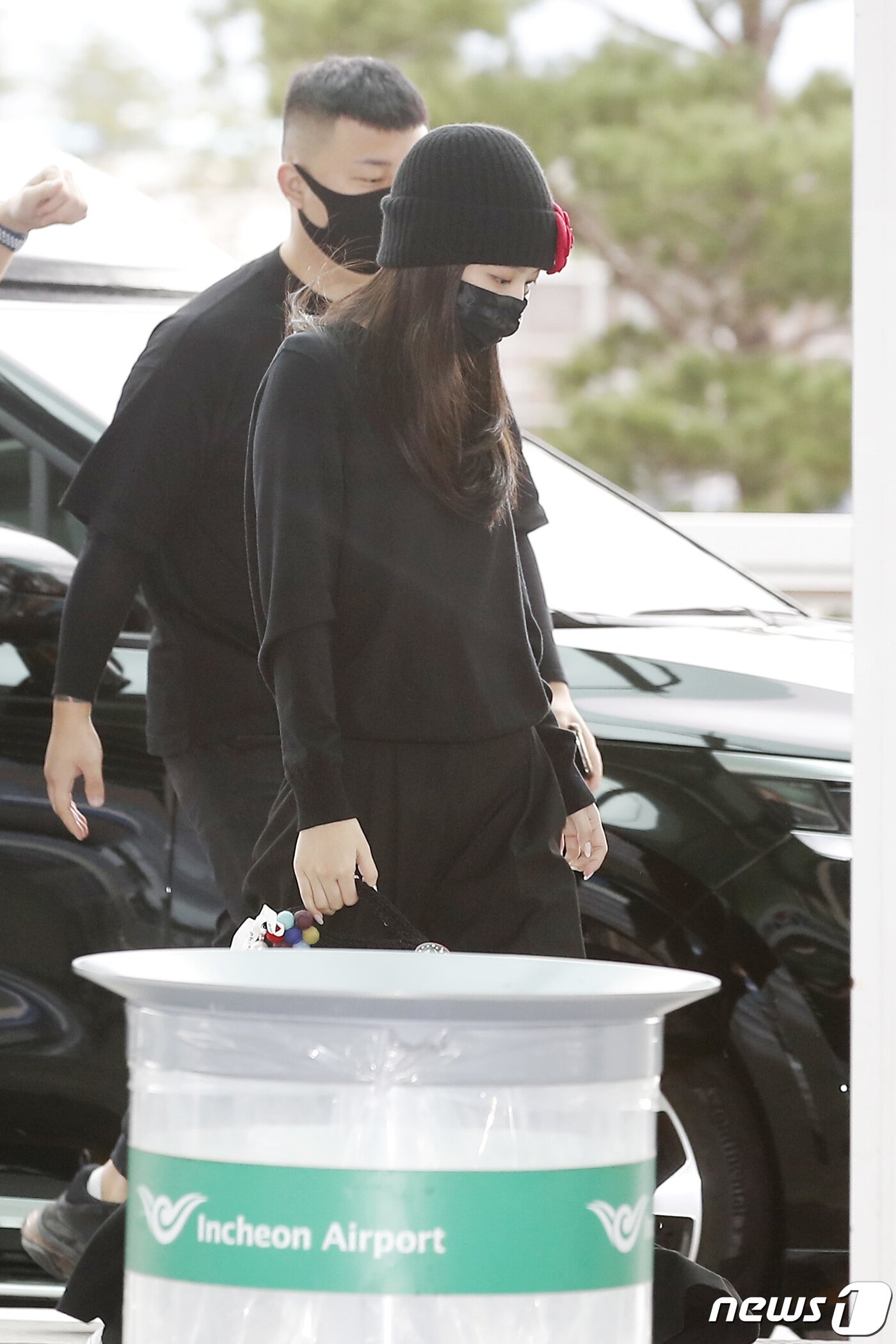 본문 이미지 - 블랙핑크(BLACk PINK) 제니가  29일 인천국제공항을 통해 프랑스 파리로 출국하고 있다.  ⓒ News1 권현진 기자