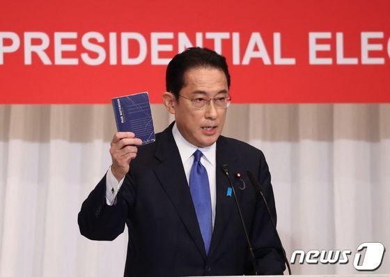 기시다 후미오 자민당 전 정무조사회장이 일본 차기 총재로 당선됐다. 사진은 선거에 앞서 17일(현지시간) 도쿄에서 연설을 하는 기시다 전 정조회장의 모습. AFP