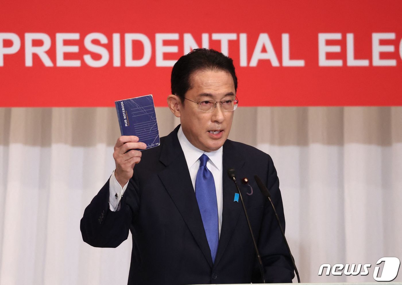 본문 이미지 - 기시다 후미오 자민당 전 정무조사회장이 일본 차기 총재로 당선됐다. 사진은 선거에 앞서 17일(현지시간) 도쿄에서 연설을 하는 기시다 전 정조회장의 모습.  AFP