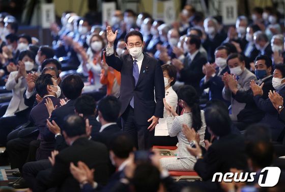 기시다 후미오 자민당 전 정무조사회장이 29일(현지시간) 도쿄에서 열린 집권 자민당 총재 선거에서 승리한 후 손을 흔들고 있다. AFP