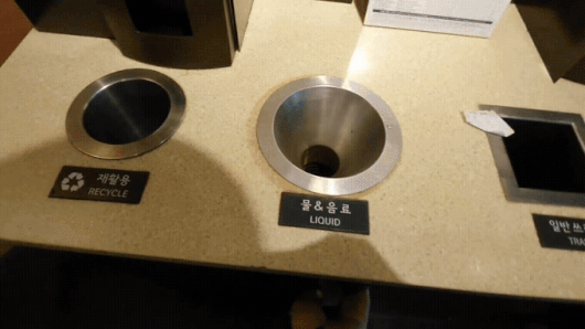 본문 이미지 - 29일 오후 경기 고양 덕양구의 한 스타벅스 재활용 쓰레기통에 스타벅스가 ESG경영 차원에서 재사용을 독려하며 무상지급한 리유저블 컵이 버려져 있다. ⓒ 뉴스1 황덕현 기자