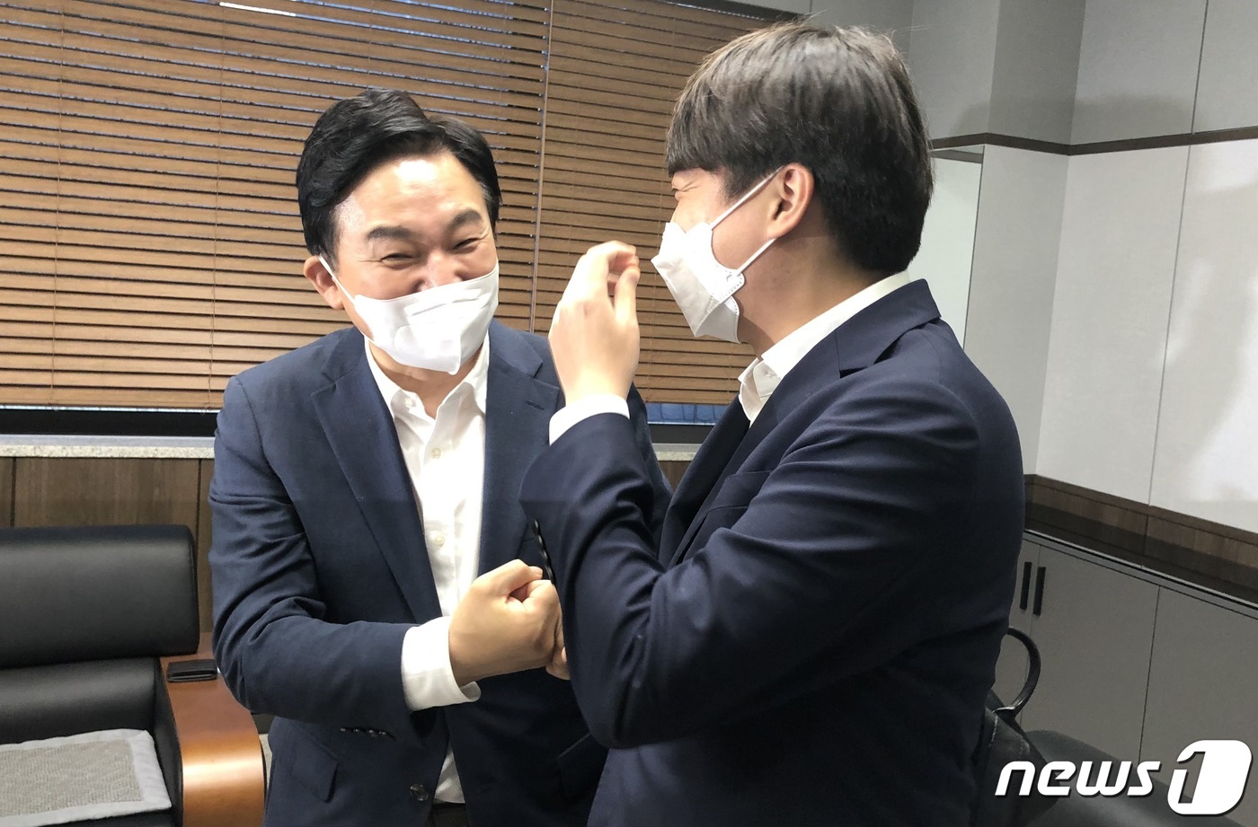 (경산=뉴스1) 남승렬 기자 = 국민의힘 대통령 선거 예비후보인 원희룡 전 제주지사가 29일 경북 경산시 경산농협 본점에서 열린 영남캠퍼스 총회 참석에 앞서 이준석 대표와 만나 인 …